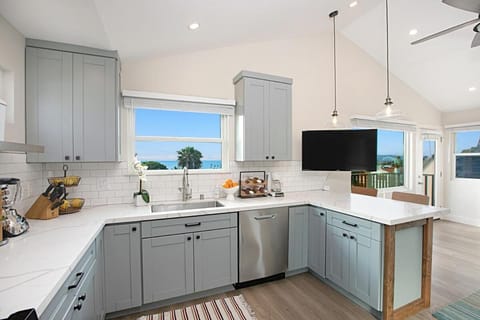 Natural landscape, TV and multimedia, Kitchen or kitchenette, Dining area, dishwasher, oven, stove