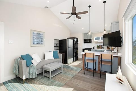 TV and multimedia, Kitchen or kitchenette, Living room, Seating area, Dining area, oven, stove