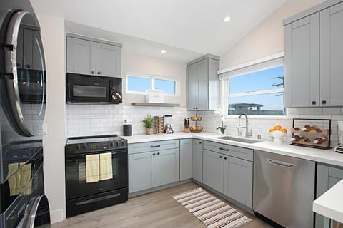 Coffee/tea facilities, Kitchen or kitchenette, dishwasher, oven, stove, toaster