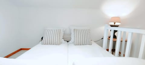 PARIS AUTHENTIC HOUSE 2 Maisons 1 studio ideale pour groupes, capacité 30 personnes House in Paris