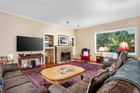 Manzanita Schoolhouse House in Manzanita