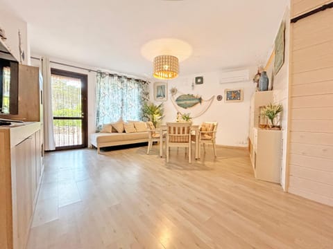 TV and multimedia, Living room, Seating area, Lunch, Dinner, air conditioner