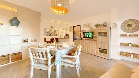 Photo of the whole room, Dining area