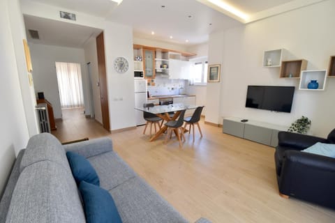 TV and multimedia, Kitchen or kitchenette, Living room, Dining area