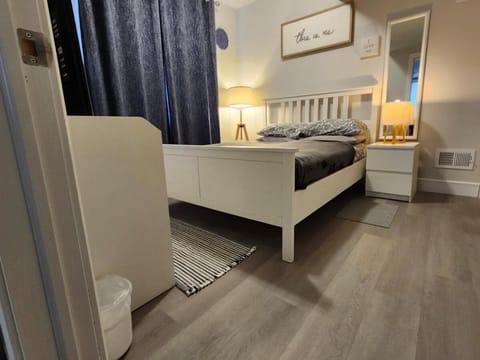 Bed, Bedroom, internet, air conditioner