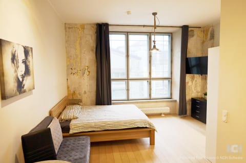 Bed, TV and multimedia, Living room, Photo of the whole room, Seating area, Bedroom