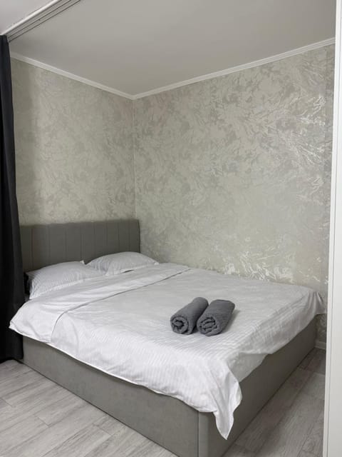 Bed, Bedroom, towels