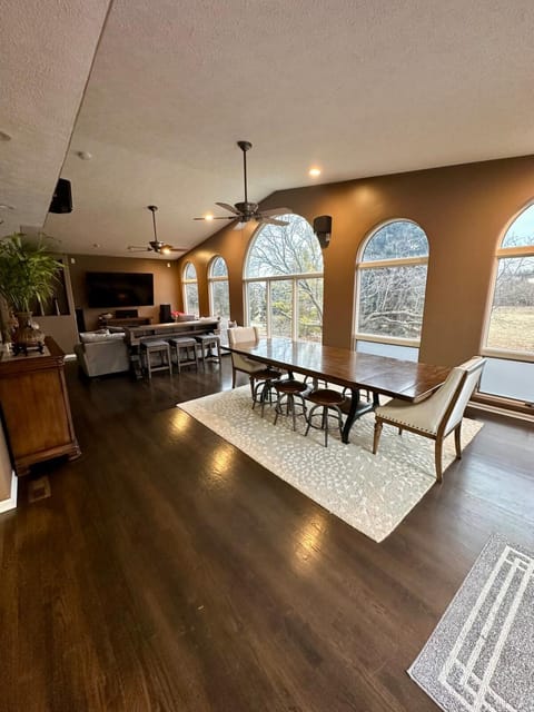 Living room, Seating area, Dining area