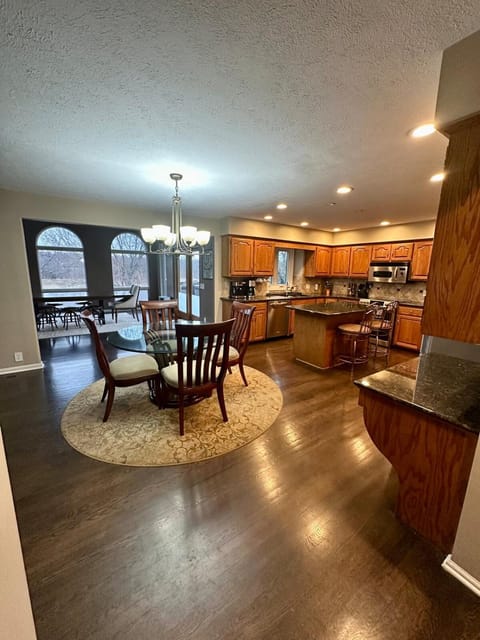 Kitchen or kitchenette, Seating area, Dining area