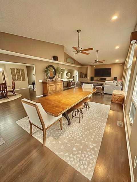 Living room, Seating area, Dining area