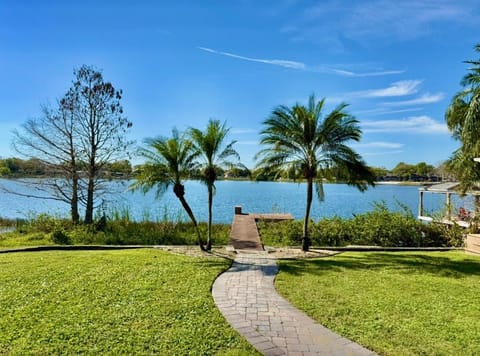 Lakefront and Pool 4bed Orlando House Near Downtown 20 minutes from Attractions House in Orlando