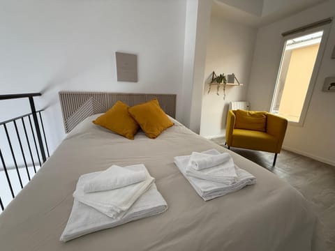 Bed, Living room, Photo of the whole room, Seating area, Bedroom, towels