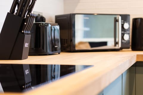 Coffee/tea facilities, Kitchen or kitchenette, minibar, oven, toaster