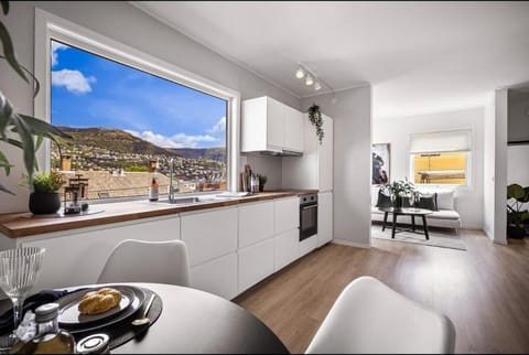 Natural landscape, Kitchen or kitchenette, Living room, Dining area, Mountain view