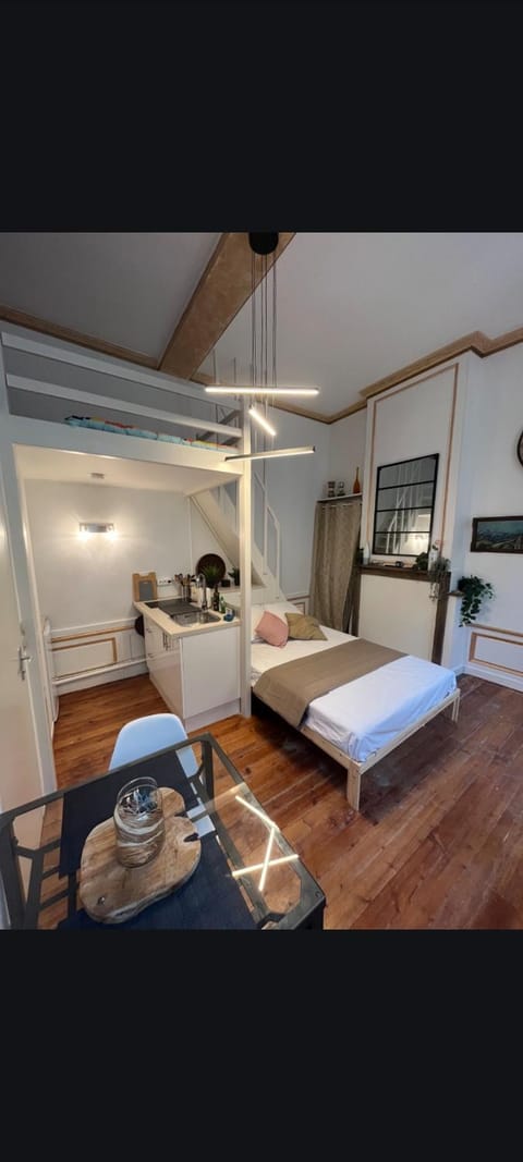 Bed, Photo of the whole room