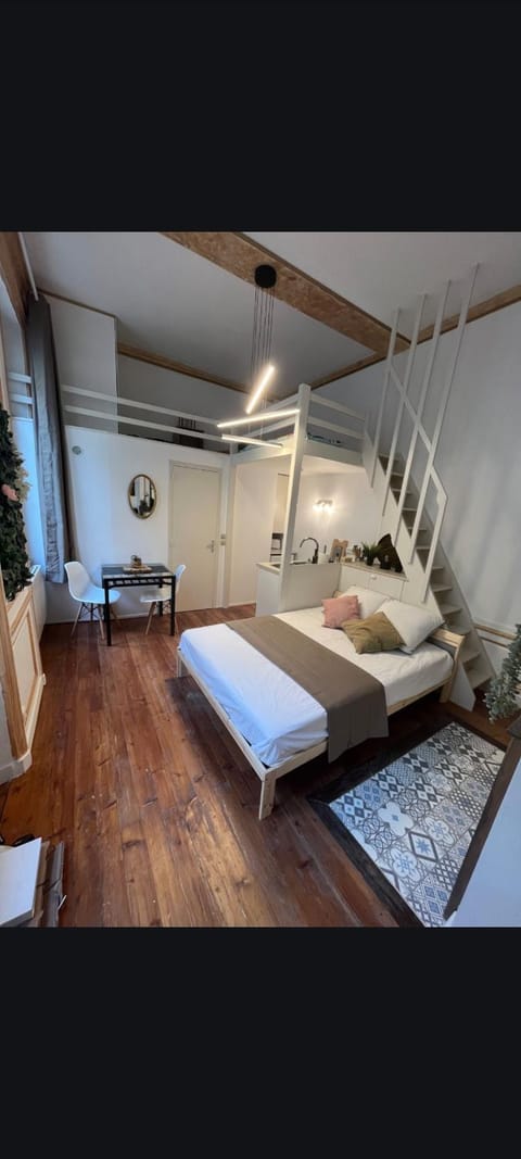 Bed, Living room, Photo of the whole room