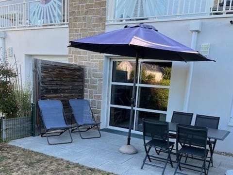 Appartement T3 PMR, 2 chambres, jardin privé, plage à pied, parking, internet 4G - FR-1-775-14 Apartment in Brittany