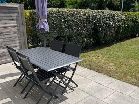 Appartement T3 PMR, 2 chambres, jardin privé, plage à pied, parking, internet 4G - FR-1-775-14 Apartment in Brittany