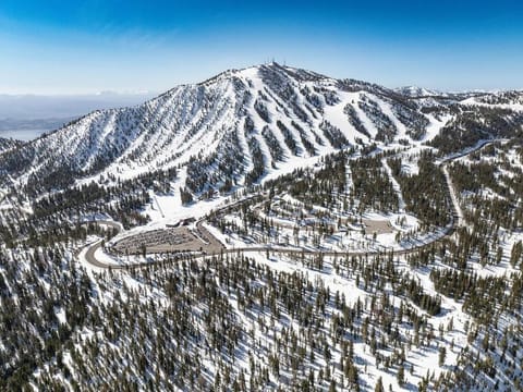 Amazing Water View with Jacuzzi & Sky Lounge Apartment in Sparks