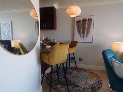 Seating area, Dining area