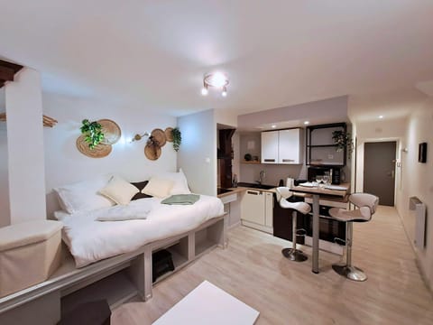 Bed, Coffee/tea facilities, Seating area, Dining area, kitchen