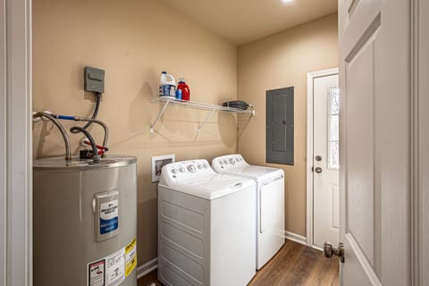 Red Door Cottage House in Dahlonega