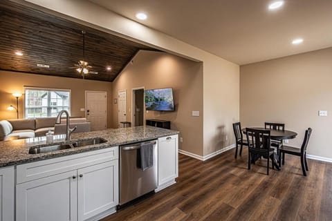 Red Door Cottage House in Dahlonega