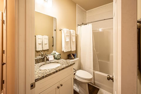 Red Door Cottage House in Dahlonega