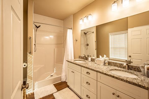 Red Door Cottage House in Dahlonega