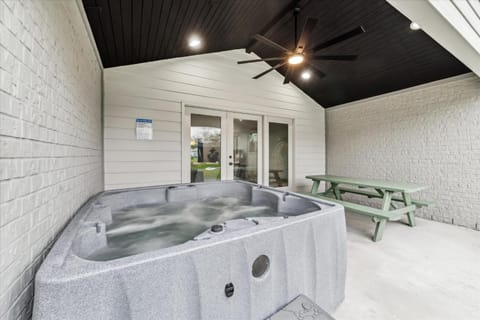 Hot Tub, Dining area