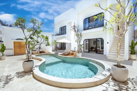 Property building, Swimming pool, sunbed