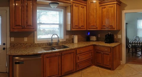 Coffee/tea facilities, Kitchen or kitchenette, Dining area, dishwasher, stove, toaster