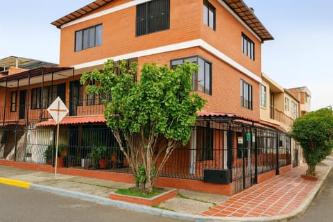 Property building, Patio, Facade/entrance, Balcony/Terrace, Kitchen or kitchenette, City view