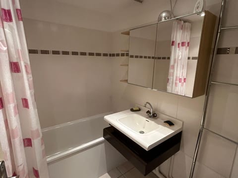 Appartement rénové au cœur de Super Besse avec balcon et parking privé - FR-1-814-81 Apartment in Besse-et-Saint-Anastaise