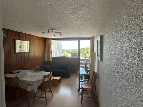 Appartement rénové au cœur de Super Besse avec balcon et parking privé - FR-1-814-81 Apartment in Besse-et-Saint-Anastaise