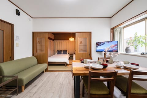 TV and multimedia, Living room, Photo of the whole room, Seating area, Dining area