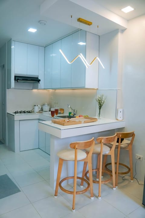 Kitchen or kitchenette, minibar
