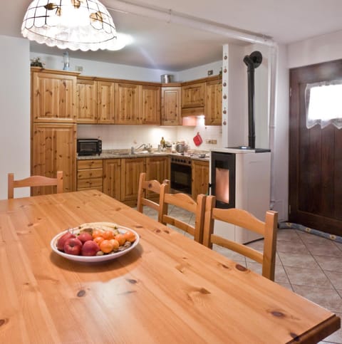 Kitchen or kitchenette, Food and drinks, Dining area, Food, oven, pet friendly, stove, toaster