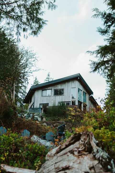 First Light - Waterfront, Hot tub, Sauna, EV House in Tofino