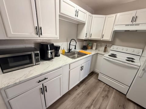 Coffee/tea facilities, Kitchen or kitchenette, oven, stove