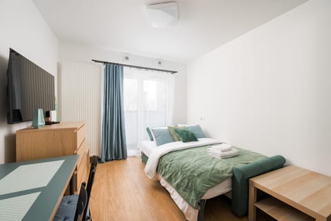 Communal lounge/ TV room, Bed, TV and multimedia, Photo of the whole room, Evening entertainment, Bedroom