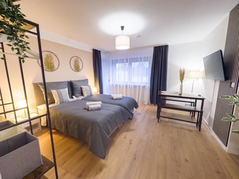 Communal lounge/ TV room, Bed, TV and multimedia, Living room, Photo of the whole room, Seating area, Evening entertainment, Bedroom