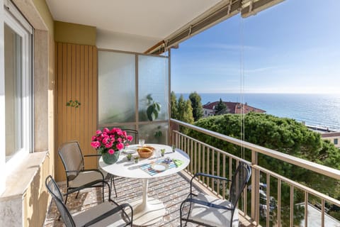 Natural landscape, View (from property/room), Balcony/Terrace, Dining area, Sea view
