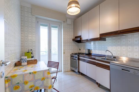 Kitchen or kitchenette, Dining area, dishwasher, oven, stove