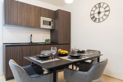 Kitchen or kitchenette, Dining area