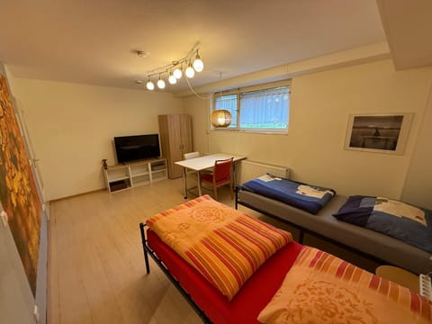 Bed, TV and multimedia, Dining area, Bedroom