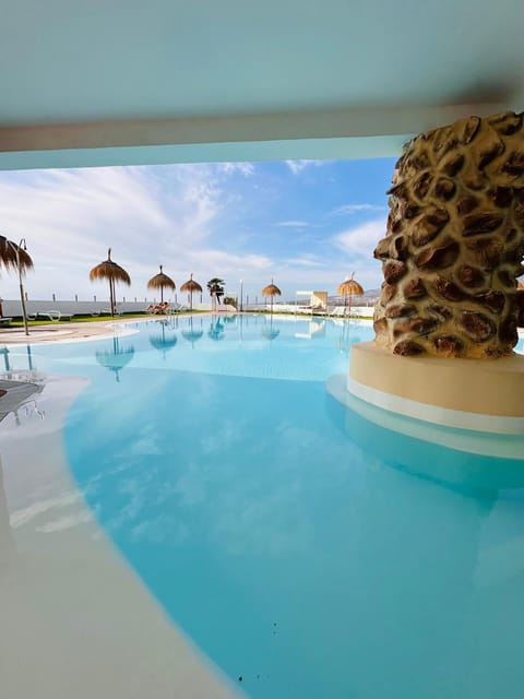 Swimming pool, sunbed