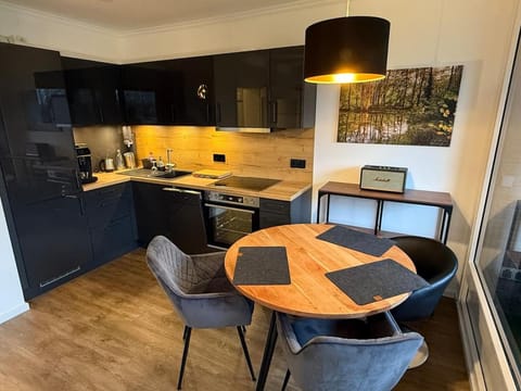 Kitchen or kitchenette, Seating area, Dining area, dishwasher, minibar, pet friendly, stove