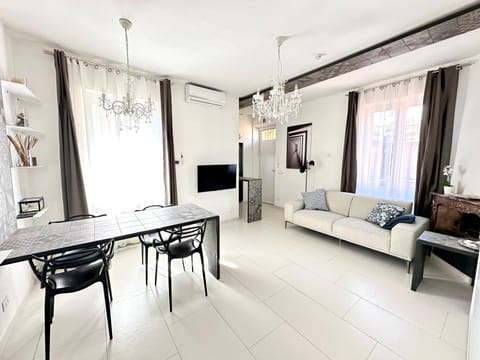 TV and multimedia, Living room, Seating area, Dining area