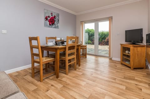 Communal lounge/ TV room, TV and multimedia, Living room, Seating area, Dining area, Evening entertainment